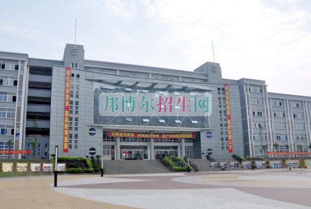 重慶應用技術(shù)職業(yè)學院招生辦聯(lián)系電話