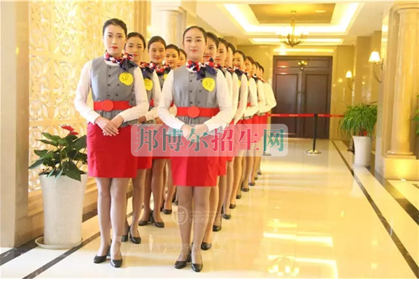 成都航空旅游職業(yè)學(xué)校開啟新學(xué)期首場招聘，場面火爆美女如云
