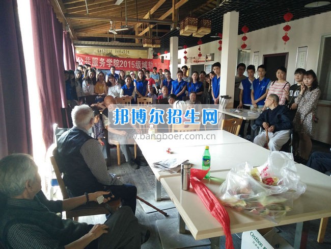 公共服務(wù)四川城市職業(yè)學(xué)院開展志愿服務(wù)活動(dòng) 踐行社會(huì)主義核心價(jià)值觀  活動(dòng)現(xiàn)場(chǎng)  四川城市職業(yè)學(xué)院訊(公共服務(wù)學(xué)院 馬李京)為了培養(yǎng)同學(xué)們的敬老意識(shí)，踐行社會(huì)主義核心價(jià)值觀，近日，公共服務(wù)學(xué)院15級(jí)城軌12班的同學(xué)們來到了位于龍泉驛區(qū)的啟陽養(yǎng)老中心，開展以“濃濃端午情，顆顆敬老心”為主題的端午節(jié)志愿服務(wù)活動(dòng)。  剛到養(yǎng)老院門口，在養(yǎng)老院工作的阿姨就熱情地開門接同學(xué)們進(jìn)去。這是同學(xué)們第二次來到啟陽養(yǎng)老院了，對(duì)院內(nèi)的一些基本情況有了大概的了解，完全沒有第一次的生疏緊張。在和負(fù)責(zé)人溝通之后,同學(xué)們分為幾個(gè)小組，分別和老人們聊天談心,和他們一起散步,看他們寫書法、講笑話,給他們分發(fā)帶去的粽子等禮品。雖然這些都是小事，但是同學(xué)們都一絲不茍地對(duì)待，盡自己最大的努力。小組分頭行動(dòng)完成之后，同學(xué)們將老人聚在一起，給他們帶來了精心準(zhǔn)備的節(jié)目。最后，同學(xué)們依依不舍地道別，并與啟陽養(yǎng)老中心的全體老人和護(hù)工們合影留念。  這次活動(dòng)結(jié)束了，但是同學(xué)們的熱情沒有消褪。同學(xué)們紛紛表示以后還要常來這里看看，不光是聊天解悶，還要多幫養(yǎng)老院的叔叔阿姨做些事情，減少他們的工作量。同學(xué)們都祝愿養(yǎng)老院的爺爺奶奶擁有一個(gè)快樂的晚年。這次志愿活動(dòng)不僅為老人送去了溫暖，讓他們度過一個(gè)歡樂的節(jié)日，增強(qiáng)了同學(xué)們的敬老意識(shí)，同時(shí)也傳遞了正能量，發(fā)揚(yáng)了中華名族敬老愛老的傳統(tǒng)美德，形成關(guān)注老人、人人敬老愛老的社會(huì)氛圍。