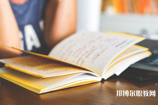 四川哪里的職業(yè)學(xué)校能讀網(wǎng)頁(yè)平面設(shè)計(jì)專業(yè)
